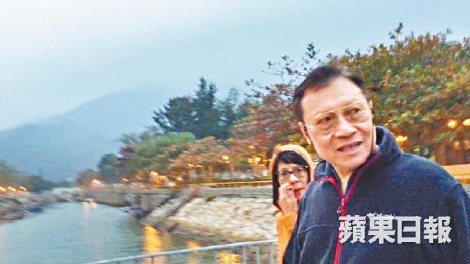 2014年本報拍到郭炳湘與唐錦馨在梅窩銀礦灣散步。 2014年本報拍到郭炳湘與唐錦馨在梅窩銀礦灣散步。