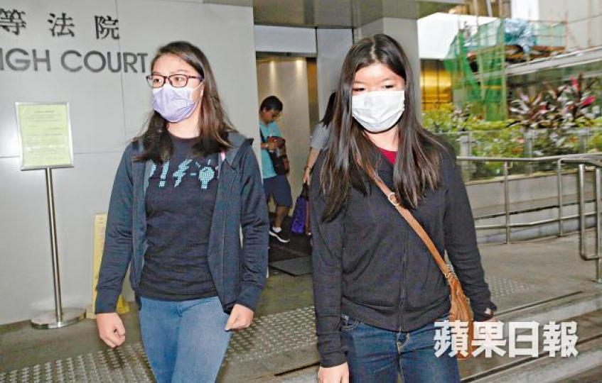 被告三女(左)及長女(右)昨到庭旁聽。李潤芳攝死者黃秀芬被指加入「邪教」組織後情緒不穩。 被告三女(左)及長女(右)昨到庭旁聽。李潤芳攝死者黃秀芬被指加入「邪教」組織後情緒不穩。