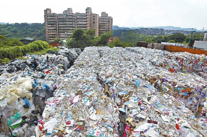 基隆回收場垃圾堆積如山。台灣《蘋果日報》 基隆回收場垃圾堆積如山。台灣《蘋果日報》