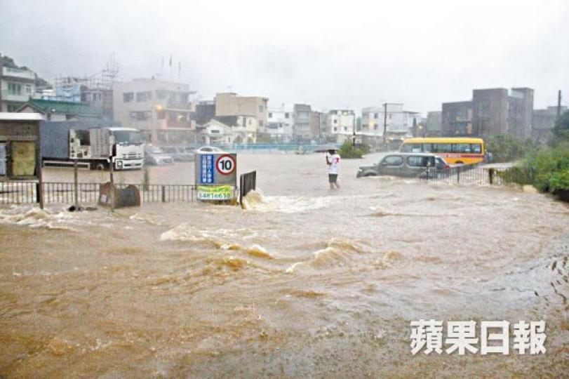 【錦 田】錦上路蓮花地停車場被淹沒。黎家駒攝【錦 田】道路變激流,居民涉水出入時驚險萬分。【坪 輋】大批消防員昨晚推走死火救護車,疏導交通。【上 水】交通因暴雨中斷,上水港鐵站外的小巴站大排長龍。黎樹雄攝 【錦 田】錦上路蓮花地停車場被淹沒。黎家駒攝【錦 田】道路變激流,居民涉水出入時驚險萬分。【坪 輋】大批消防員昨晚推走死火救護車,疏導交通。【上 水】交通因暴雨中斷,上水港鐵站外的小巴站大排長龍。黎樹雄攝