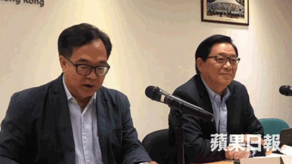 經民聯就大灣區建議項目加碼,倡設青年村以廉租吸引港青北上。左為盧偉國、右為林健鋒。梁穎妍攝 經民聯就大灣區建議項目加碼,倡設青年村以廉租吸引港青北上。左為盧偉國、右為林健鋒。梁穎妍攝