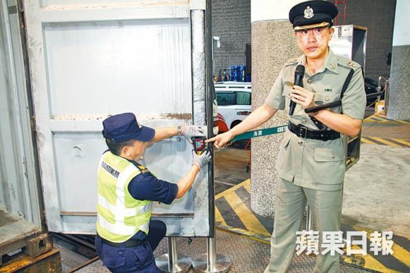 海關發現貨櫃門柱密度有異,揭發毒販在暗格藏毒運港。詹家志攝行動中撿獲的懷疑可卡因及懷疑霹靂可卡因,市值約3,000萬元。 海關發現貨櫃門柱密度有異,揭發毒販在暗格藏毒運港。詹家志攝行動中撿獲的懷疑可卡因及懷疑霹靂可卡因,市值約3,000萬元。