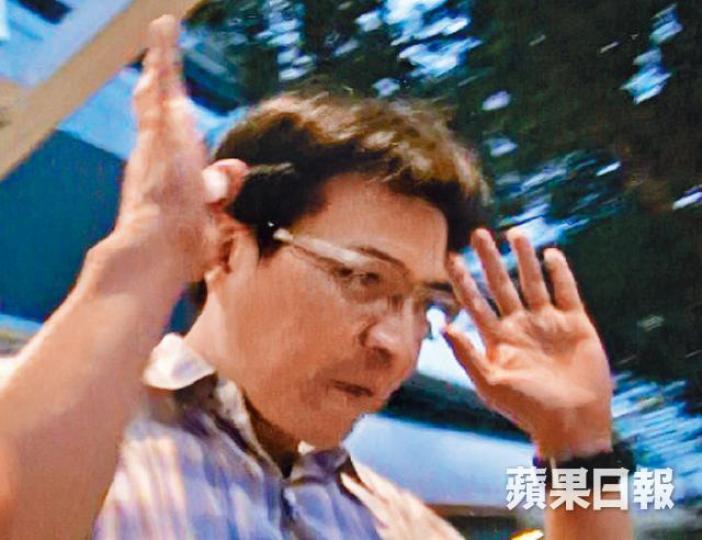 被告許金山稱與妻子因管教子女問題致感情疏遠。資料圖片任職理大助理教授的Shara Lee與被告發展婚外情。警方在涉案Mini Cooper車尾箱撿獲已漏氣的瑜伽波(箭嘴示)。 被告許金山稱與妻子因管教子女問題致感情疏遠。資料圖片任職理大助理教授的Shara Lee與被告發展婚外情。警方在涉案Mini Cooper車尾箱撿獲已漏氣的瑜伽波(箭嘴示)。