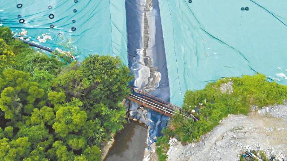 稔灣堆填區污水流入附近河道。村民提供片段截圖下白泥是觀賞日落勝地。資料圖片 稔灣堆填區污水流入附近河道。村民提供片段截圖下白泥是觀賞日落勝地。資料圖片