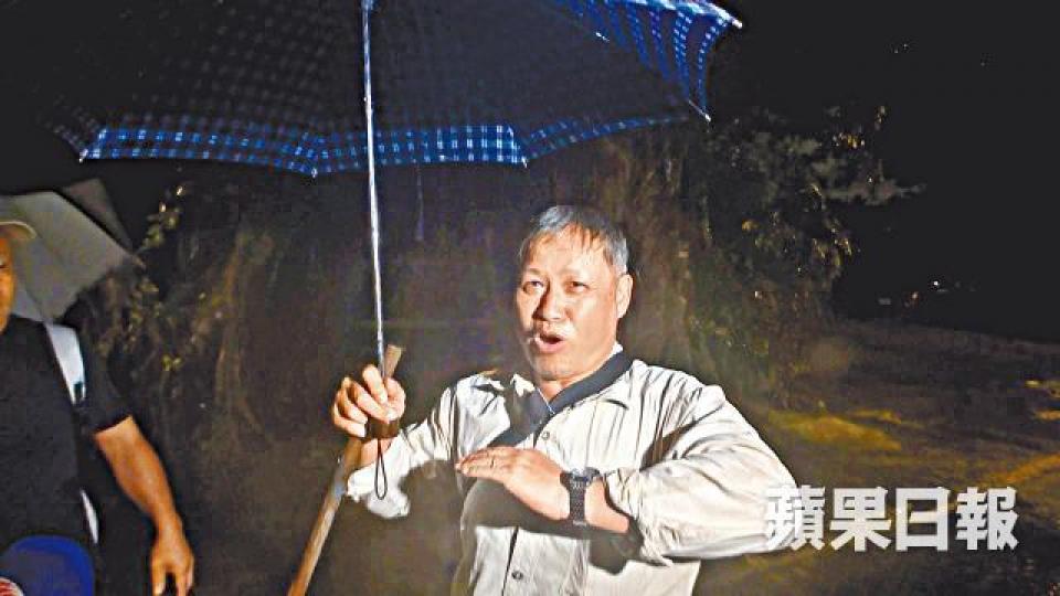 【坪 輋】姜先生昨在李屋村內工作,指水位一度到心口。 【坪 輋】姜先生昨在李屋村內工作,指水位一度到心口。