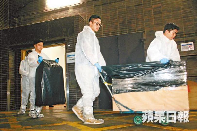 探員從黃克競樓將藏屍木箱及行李篋帶走。鄭文輝攝警員展示疑用作掩飾運屍的木板。涉殺妻的張祺忠被控一項謀殺罪。資料圖片死者陳慧文 探員從黃克競樓將藏屍木箱及行李篋帶走。鄭文輝攝警員展示疑用作掩飾運屍的木板。涉殺妻的張祺忠被控一項謀殺罪。資料圖片死者陳慧文