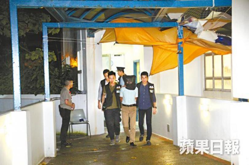 警方昨凌晨將張祺忠蒙頭押返偉倫堂調查。 警方昨凌晨將張祺忠蒙頭押返偉倫堂調查。