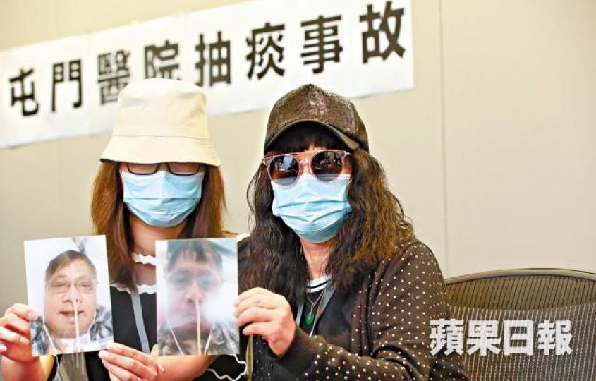 手持死者照片的家屬昨批評院方無妥善管理導致意外。李家皓攝 手持死者照片的家屬昨批評院方無妥善管理導致意外。李家皓攝