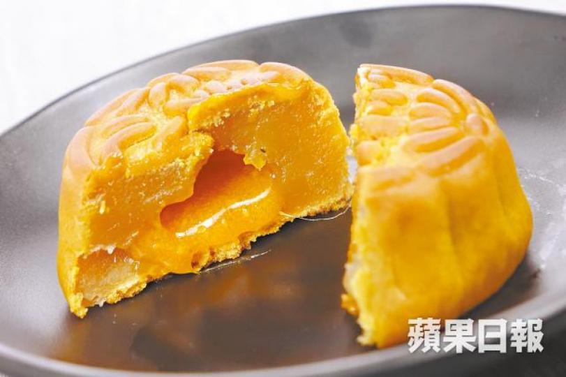 美心流心奶黃月餅獲市民追捧,掀起炒風。美心上次發售流心奶黃月餅禮券時,分店外排長龍。 美心流心奶黃月餅獲市民追捧,掀起炒風。美心上次發售流心奶黃月餅禮券時,分店外排長龍。