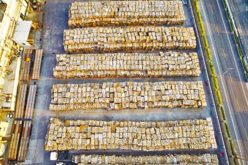 航拍顯示過萬捆廢紙停放在回收場。台灣《蘋果日報》 航拍顯示過萬捆廢紙停放在回收場。台灣《蘋果日報》