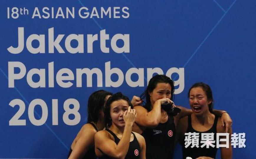 香港游泳隊在雅加達亞運4x100混合泳接力奪得銀牌,四名小女孩歡喜若狂相擁而泣,香港人都替她們開心。 資料圖片 香港游泳隊在雅加達亞運4x100混合泳接力奪得銀牌,四名小女孩歡喜若狂相擁而泣,香港人都替她們開心。 資料圖片