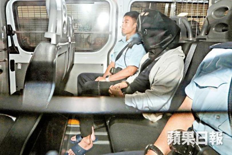 報稱想自殺的張祺忠換了拖鞋,由警車押上庭提堂。何頴賢攝張祺忠 報稱想自殺的張祺忠換了拖鞋,由警車押上庭提堂。何頴賢攝張祺忠
