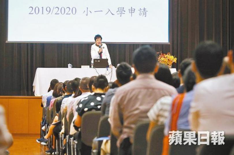 校長梁麗美冀小朋友在面試中表現自我和展現童真。何柏佳攝桌球手傅家俊擬為女兒報讀聖保羅男女附小。 校長梁麗美冀小朋友在面試中表現自我和展現童真。何柏佳攝桌球手傅家俊擬為女兒報讀聖保羅男女附小。