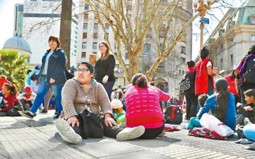 民眾於總統府外示威要求福利和職位。 民眾於總統府外示威要求福利和職位。