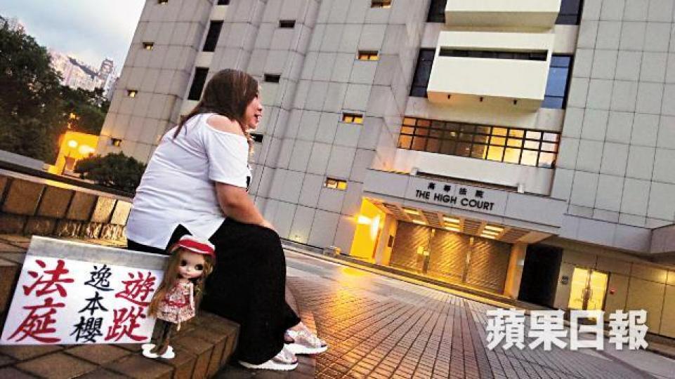 80後的阿櫻是facebook群組「法庭遊蹤」版主,每日帶着筆記簿去法庭旁聽筆錄案情,再以庭上見聞撰寫奇案法庭文章。豹魁親身到大角嘴肢解父母案現場「案探」時拍下的照片。群組成員會到中央圖書館尋找舊案報道的微縮菲林。奇案迷群組不時舉行大型案探活動,約20名成員相約到訪各區歷年兇案現場。 80後的阿櫻是facebook群組「法庭遊蹤」版主,每日帶着筆記簿去法庭旁聽筆錄案情,再以庭上見聞撰寫奇案法庭文章。豹魁親身到大角嘴肢解父母案現場「案探」時拍下的照片。群組成員會到中央圖書館尋找舊案報道的微縮菲林。奇案迷群組不時舉行大型案探活動,約20名成員相約到訪各區歷年兇案現場。