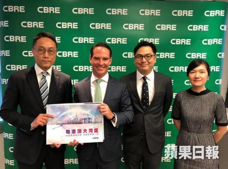 左一為世邦魏理仕香港、華南及台灣研究部主管陳錦平 左一為世邦魏理仕香港、華南及台灣研究部主管陳錦平