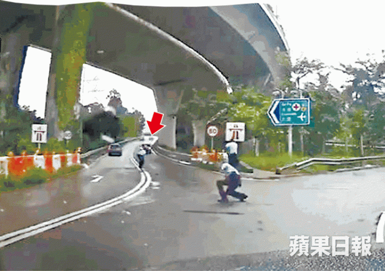 寶馬房車(箭嘴示)被警長開槍射中後仍無停下,往吐露港公路方向逃去。讀者提供圖片被偷貨車(箭嘴示)失事鏟上草叢,警員封鎖現場調查。寶馬房車窗邊留下彈孔(圓圈示),遭棄於大埔宏福苑,警員在場調查。簡明恩攝開槍警長(中)登上衝鋒車,向同袍講述事件經過。張培生攝 寶馬房車(箭嘴示)被警長開槍射中後仍無停下,往吐露港公路方向逃去。讀者提供圖片被偷貨車(箭嘴示)失事鏟上草叢,警員封鎖現場調查。寶馬房車窗邊留下彈孔(圓圈示),遭棄於大埔宏福苑,警員在場調查。簡明恩攝開槍警長(中)登上衝鋒車,向同袍講述事件經過。張培生攝