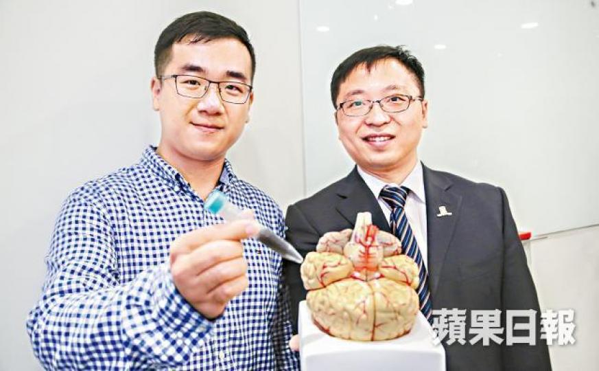 副教授張立(右)冀其研究可應用於治療中風。何建忠攝納米機械人(箭嘴示)穿過血管後合體(下圖)變回長條狀。Nature Video提供圖片 副教授張立(右)冀其研究可應用於治療中風。何建忠攝納米機械人(箭嘴示)穿過血管後合體(下圖)變回長條狀。Nature Video提供圖片