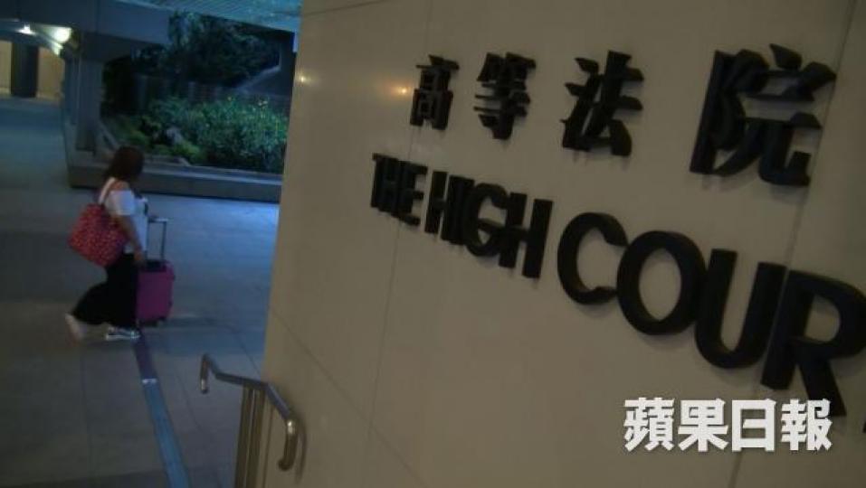 大律師陸偉雄指公開審理的案件設有旁聽席,公眾人士可以如同法庭記者般,在聆訊中抄錄筆記而事先毋須獲得批准。 大律師陸偉雄指公開審理的案件設有旁聽席,公眾人士可以如同法庭記者般,在聆訊中抄錄筆記而事先毋須獲得批准。