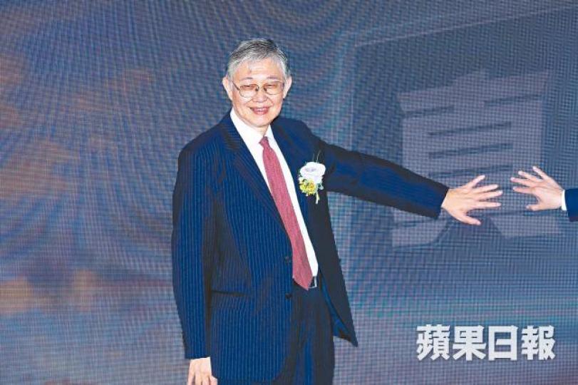 中原集團創辦人施永青預測,年尾樓價仍會高於年初,故今年仍是上升年。美聯物業主席黃建業對樓市看法較負面,認為樓價暫見頂,下半年難上升。 中原集團創辦人施永青預測,年尾樓價仍會高於年初,故今年仍是上升年。美聯物業主席黃建業對樓市看法較負面,認為樓價暫見頂,下半年難上升。