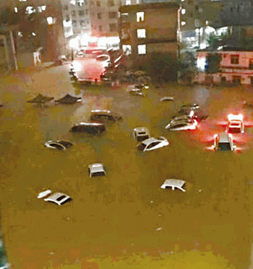 深圳多地因暴雨而水浸,有汽車幾乎沒頂。 深圳多地因暴雨而水浸,有汽車幾乎沒頂。