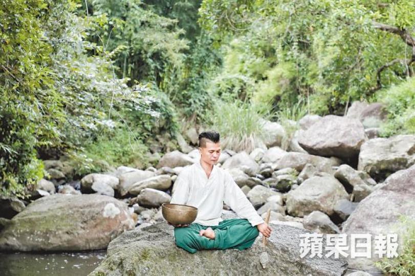 曾文通來到梧桐寨村,嘗試從生活中修行。《風雲》在世界劇場設計展中獲佈景設計專業組別銀獎。大埔家裏陳設簡單,沒電視沒梳化。 曾文通來到梧桐寨村,嘗試從生活中修行。《風雲》在世界劇場設計展中獲佈景設計專業組別銀獎。大埔家裏陳設簡單,沒電視沒梳化。
