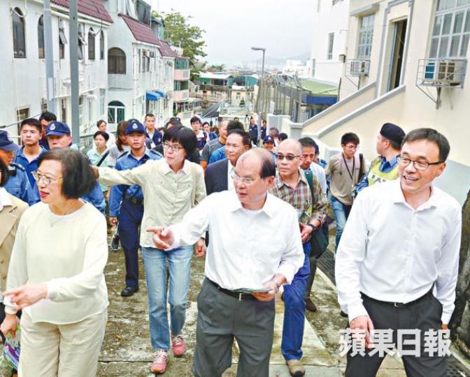張建宗(中)偕陳肇始(左)及多名人員昨訪長洲,巡視滅蚊工作。李家皓攝 張建宗(中)偕陳肇始(左)及多名人員昨訪長洲,巡視滅蚊工作。李家皓攝