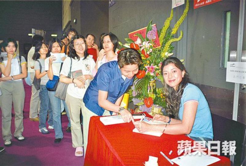 曾推出多本書籍的梁芷珊,過往不時在書展舉行簽名會。 曾推出多本書籍的梁芷珊,過往不時在書展舉行簽名會。