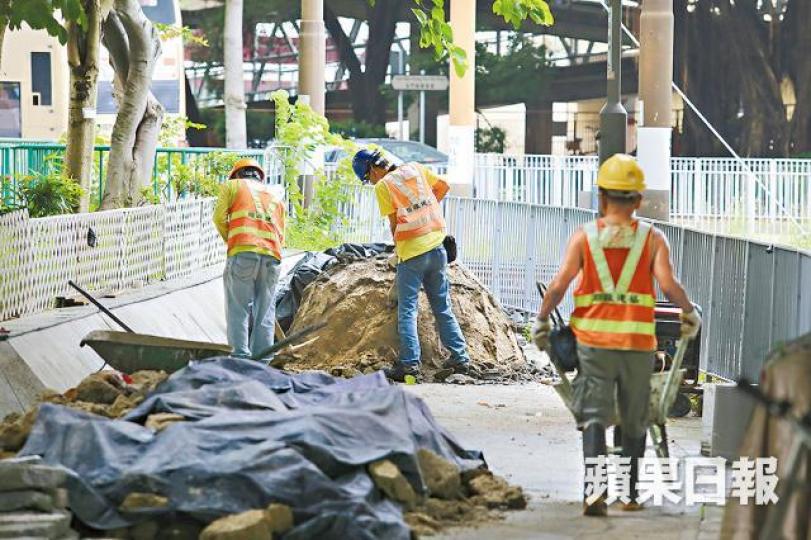 運輸署圖建半球體「山墳」解決友愛邨聚賭問題,部份已經落成。資料圖片
運輸署圖建半球體「山墳」解決友愛邨聚賭問題,部份已經落成。資料圖片