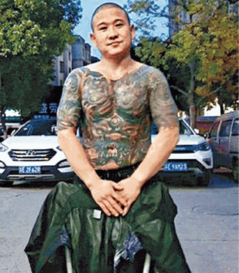 劉海龍不時赤膊拍照。劉海龍生前經營典當行。 劉海龍不時赤膊拍照。劉海龍生前經營典當行。