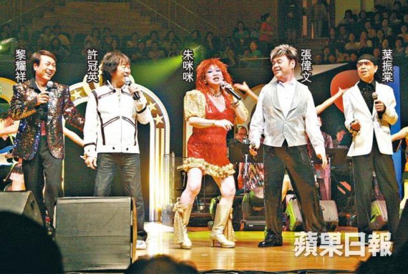 【2008 撐朱咪咪】張偉文雖不愛交心,但在圈中人緣不俗,曾與黎耀祥、許冠英等擔任朱咪咪演唱會嘉賓。 【2008 撐朱咪咪】張偉文雖不愛交心,但在圈中人緣不俗,曾與黎耀祥、許冠英等擔任朱咪咪演唱會嘉賓。