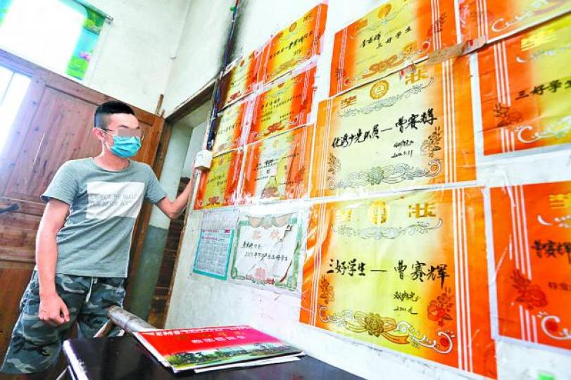 【小 輝】家中貼滿初中以來各種獎狀的小輝,服用肺結核藥後特別煩躁,注意力不能集中,對視力也有影響,近視由逾100度到現在是400度。我考上大學,比其他同學算幸運,但畢竟沒達到自己的(考上重點大學)理想。 【小 輝】家中貼滿初中以來各種獎狀的小輝,服用肺結核藥後特別煩躁,注意力不能集中,對視力也有影響,近視由逾100度到現在是400度。我考上大學,比其他同學算幸運,但畢竟沒達到自己的(考上重點大學)理想。