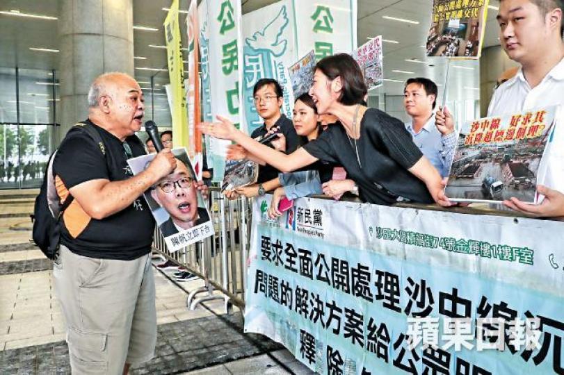 要求陳帆下台的社民連「阿牛」曾健成(左)昨在立會示威區與新民黨容海恩爆發罵戰。許頌明攝
要求陳帆下台的社民連「阿牛」曾健成(左)昨在立會示威區與新民黨容海恩爆發罵戰。許頌明攝