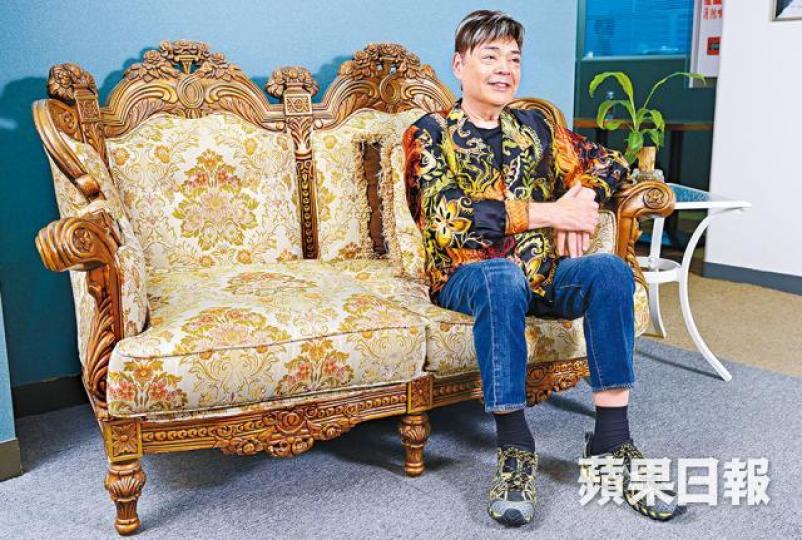 自言桃花麻麻的張偉文,35歲前的四段感情皆無疾而終,35歲後就單身至今。近年做過兩次大手術的張偉文清減不少,至今仍需以輪椅代步。【2005 開騷收花】張偉文03年復出幕前,05年曾舉辦演唱會,當時他身形豐腴。資料圖片【2017 病後復出】去年張偉文身體未完全恢復,但仍現身支持好友呂珊的演唱會。資料圖片 自言桃花麻麻的張偉文,35歲前的四段感情皆無疾而終,35歲後就單身至今。近年做過兩次大手術的張偉文清減不少,至今仍需以輪椅代步。【2005 開騷收花】張偉文03年復出幕前,05年曾舉辦演唱會,當時他身形豐腴。資料圖片【2017 病後復出】去年張偉文身體未完全恢復,但仍現身支持好友呂珊的演唱會。資料圖片