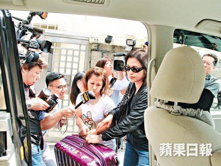 互換物業事件曝光後,馮程淑儀摘下婚戒並拖篋離家。
互換物業事件曝光後,馮程淑儀摘下婚戒並拖篋離家。