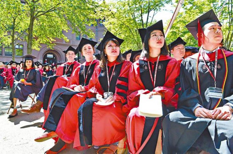 哈佛大學今年的收生中,亞裔美國學生佔22.7%。 哈佛大學今年的收生中,亞裔美國學生佔22.7%。