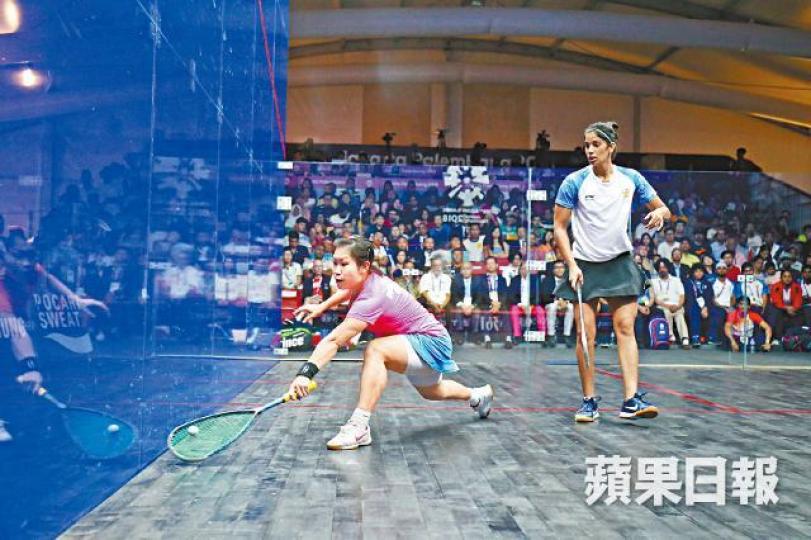 歐詠芝(左)擊敗印度代表,助港隊於女子壁球團體賽奪冠。禤家民攝壁球女子隊及男子隊在團體賽為港貢獻一金一銀佳績。 歐詠芝(左)擊敗印度代表,助港隊於女子壁球團體賽奪冠。禤家民攝壁球女子隊及男子隊在團體賽為港貢獻一金一銀佳績。