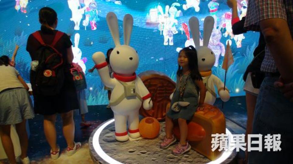 美心集團為推廣月餅銷售,昨起於銅鑼灣設展場,場內放置太空兔擺設供巿民拍照,惟太空兔被指涉嫌抄襲。 美心集團為推廣月餅銷售,昨起於銅鑼灣設展場,場內放置太空兔擺設供巿民拍照,惟太空兔被指涉嫌抄襲。