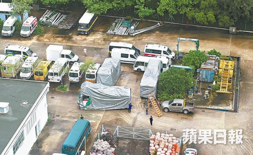 以銀色帆布覆蓋的3輛水炮車,昨午停泊在機電署屯門驗車站。彭志行攝 以銀色帆布覆蓋的3輛水炮車,昨午停泊在機電署屯門驗車站。彭志行攝