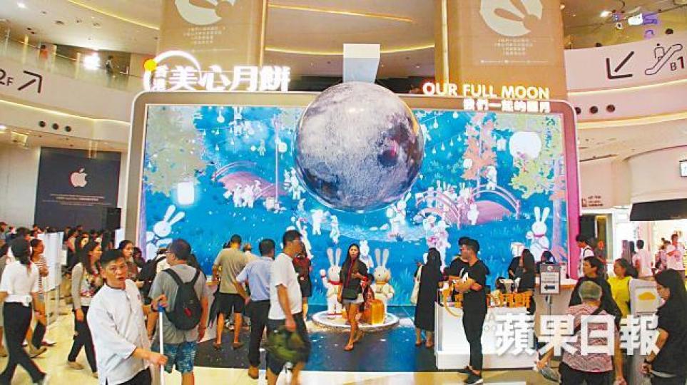 美心昨於銅鑼灣希慎廣場設立「美心月餅圓月太空限定店」,店內兩隻太空兔擺設被指抄襲。胡恩宏攝 美心昨於銅鑼灣希慎廣場設立「美心月餅圓月太空限定店」,店內兩隻太空兔擺設被指抄襲。胡恩宏攝