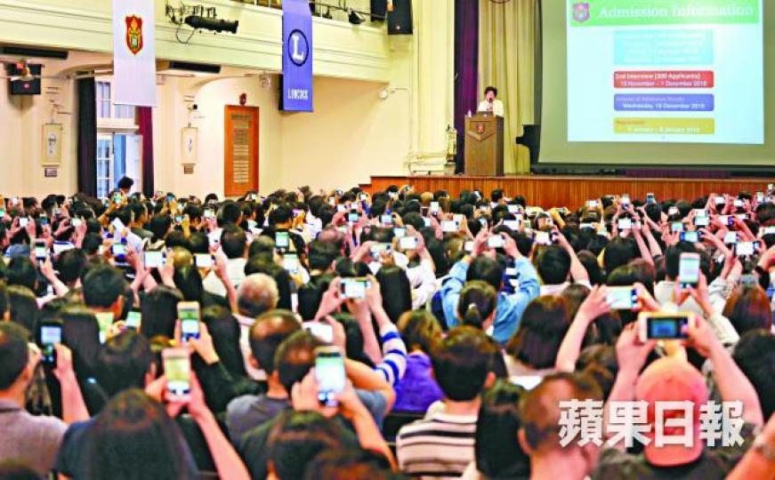 新小拔講座座無虛席,家長紛紛舉起手機拍低入學須知。何穎賢攝家長大排長龍,校方因應惡劣天氣提早派籌。羅錦麗 新小拔講座座無虛席,家長紛紛舉起手機拍低入學須知。何穎賢攝家長大排長龍,校方因應惡劣天氣提早派籌。羅錦麗