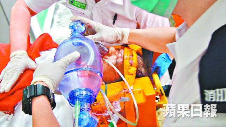 思域男司機送院搶救後不治。劉柏麟攝 思域男司機送院搶救後不治。劉柏麟攝