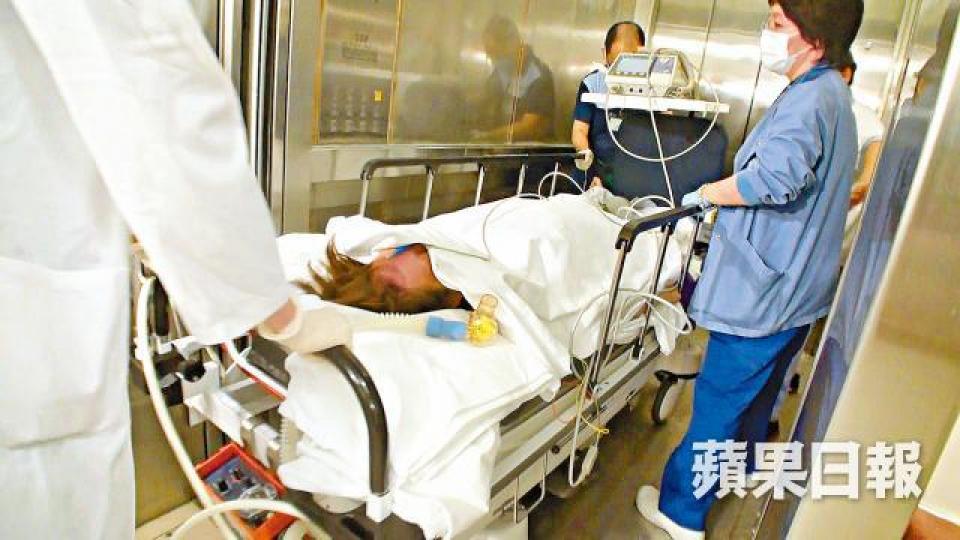 女事主送院搶救,留醫深切治療部。黎家駒攝 女事主送院搶救,留醫深切治療部。黎家駒攝