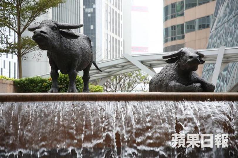 股市繼去年大升之後,現時仍在高位波動,但證券業環境依然困難。 資料圖片 股市繼去年大升之後,現時仍在高位波動,但證券業環境依然困難。 資料圖片