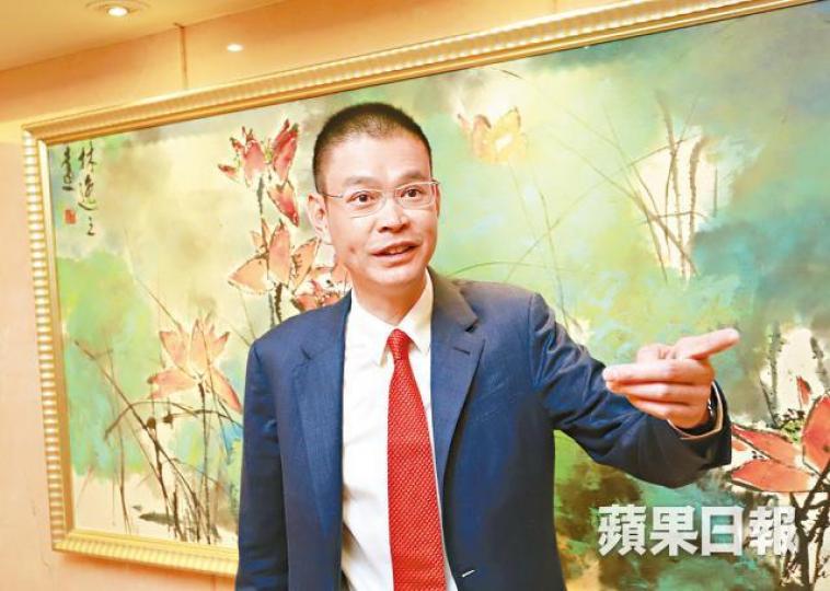 李民橋指百年行慶回饋股東行動,其中選項是送紅股。譚德潤攝 李民橋指百年行慶回饋股東行動,其中選項是送紅股。譚德潤攝