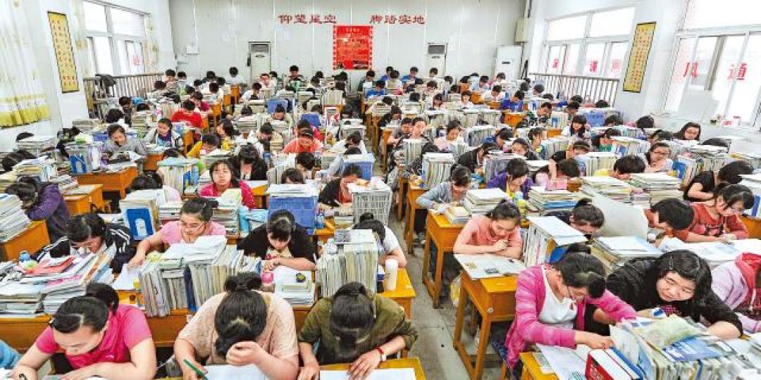 內地教育問題是壓在民眾頭上的大山。圖為某中學一個教室。互聯網 內地教育問題是壓在民眾頭上的大山。圖為某中學一個教室。互聯網