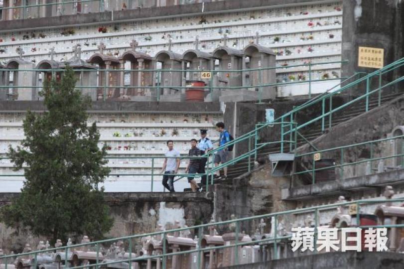 多名孝子到長沙灣天主教墳場了解先人龕位有否受損。溫瑞麟攝 多名孝子到長沙灣天主教墳場了解先人龕位有否受損。溫瑞麟攝
