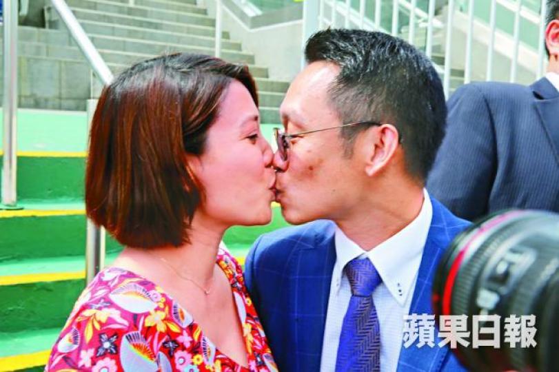 丁冠豪在「銀城福星」贏馬後當眾親吻妻子。 丁冠豪在「銀城福星」贏馬後當眾親吻妻子。