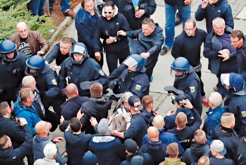 有極右分子出手打警察。路透社 有極右分子出手打警察。路透社