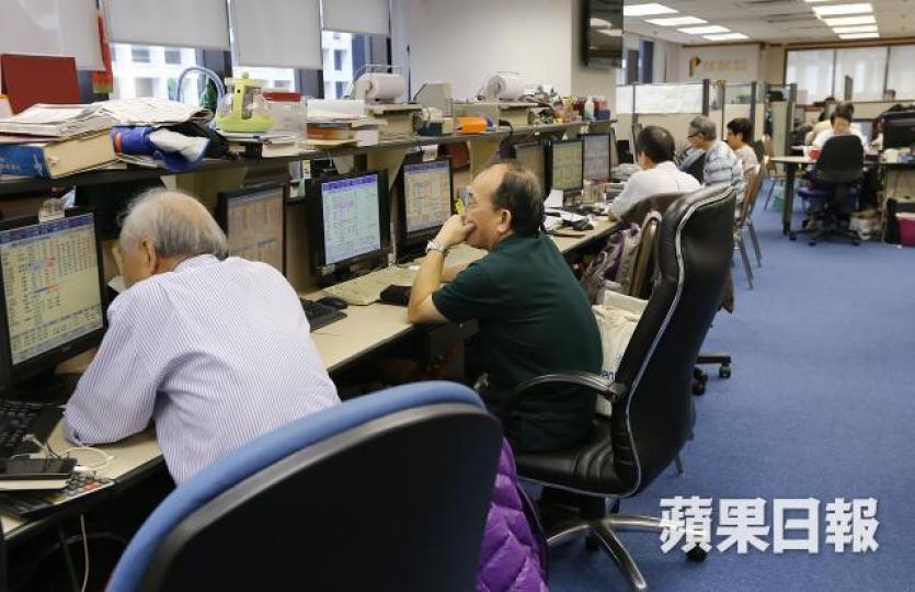 散戶多通過銀行及證券行買賣股票。 散戶多通過銀行及證券行買賣股票。